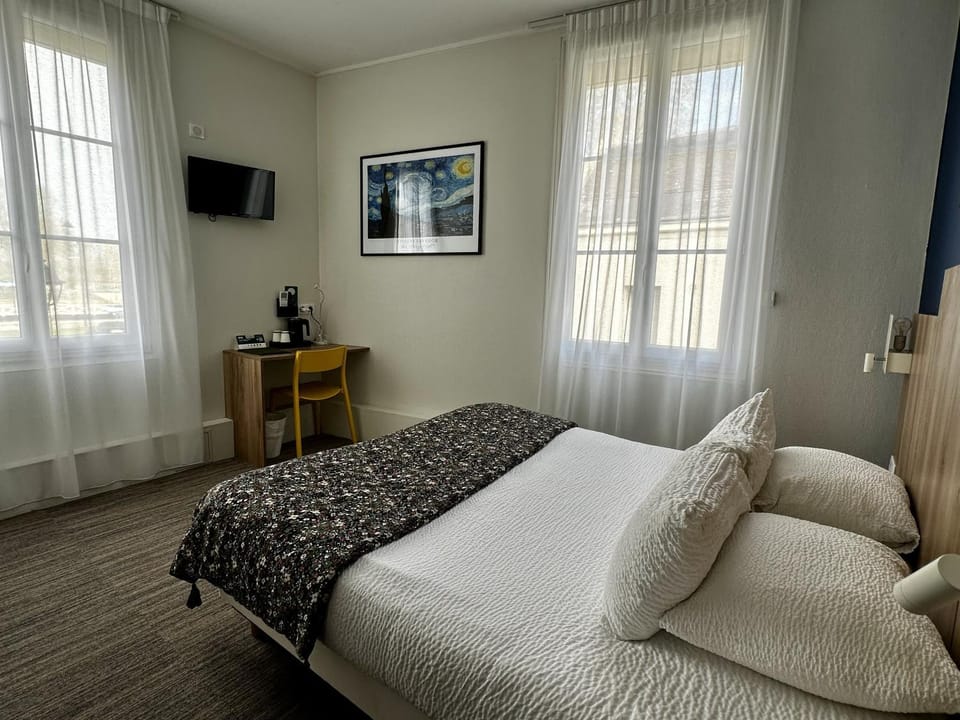 Bed, TV and multimedia, Photo of the whole room, Bedroom