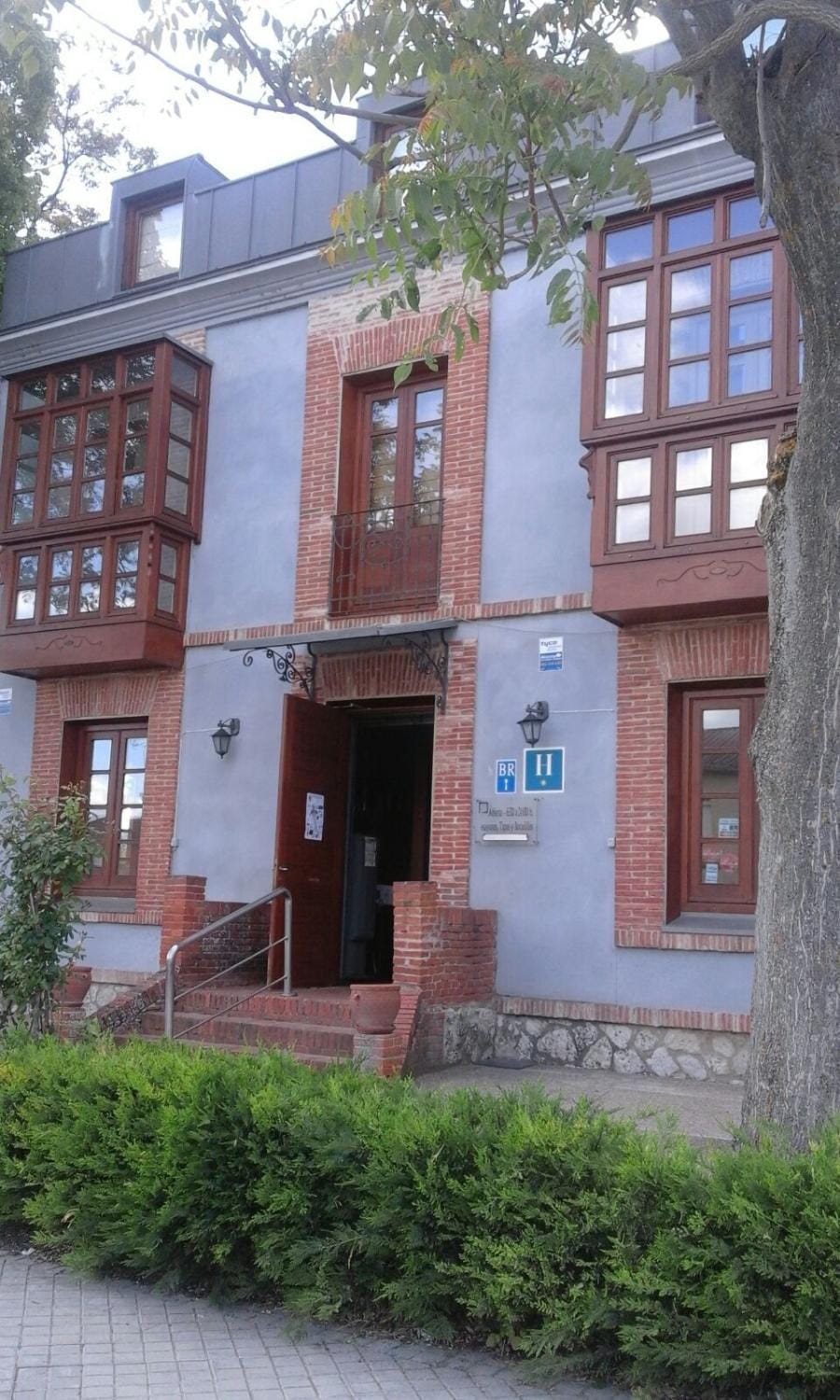Nearby landmark, Staff, Facade/entrance, Natural landscape, Family