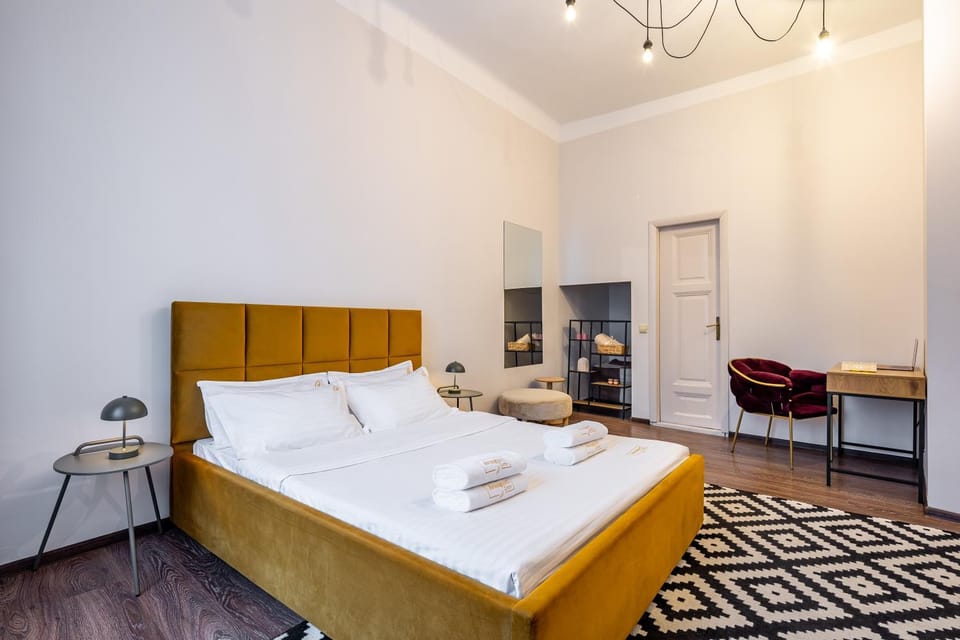 Bed, Photo of the whole room, Seating area, Bedroom, towels