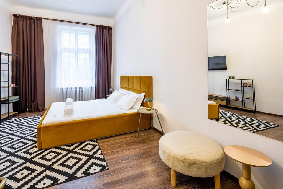 Bed, TV and multimedia, Photo of the whole room, Seating area, Bedroom