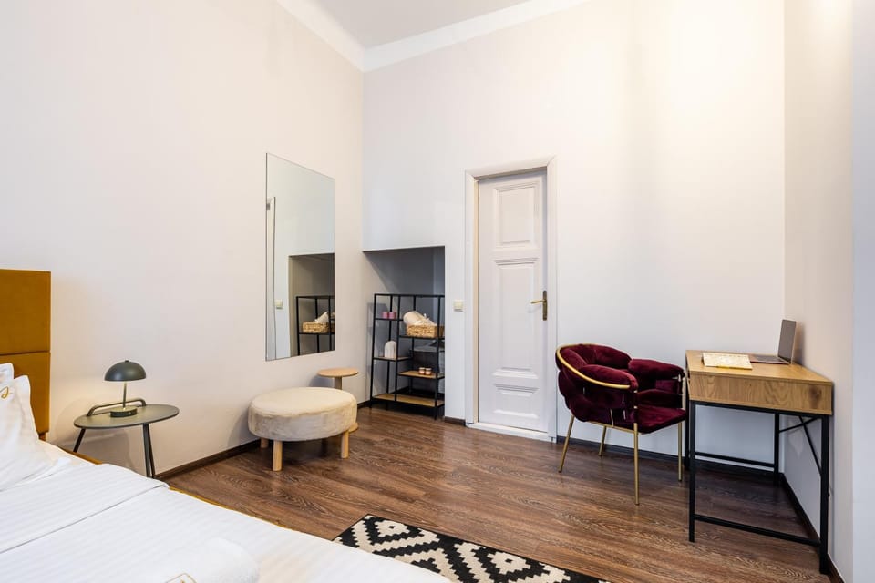 Bed, Photo of the whole room, Seating area, Bedroom