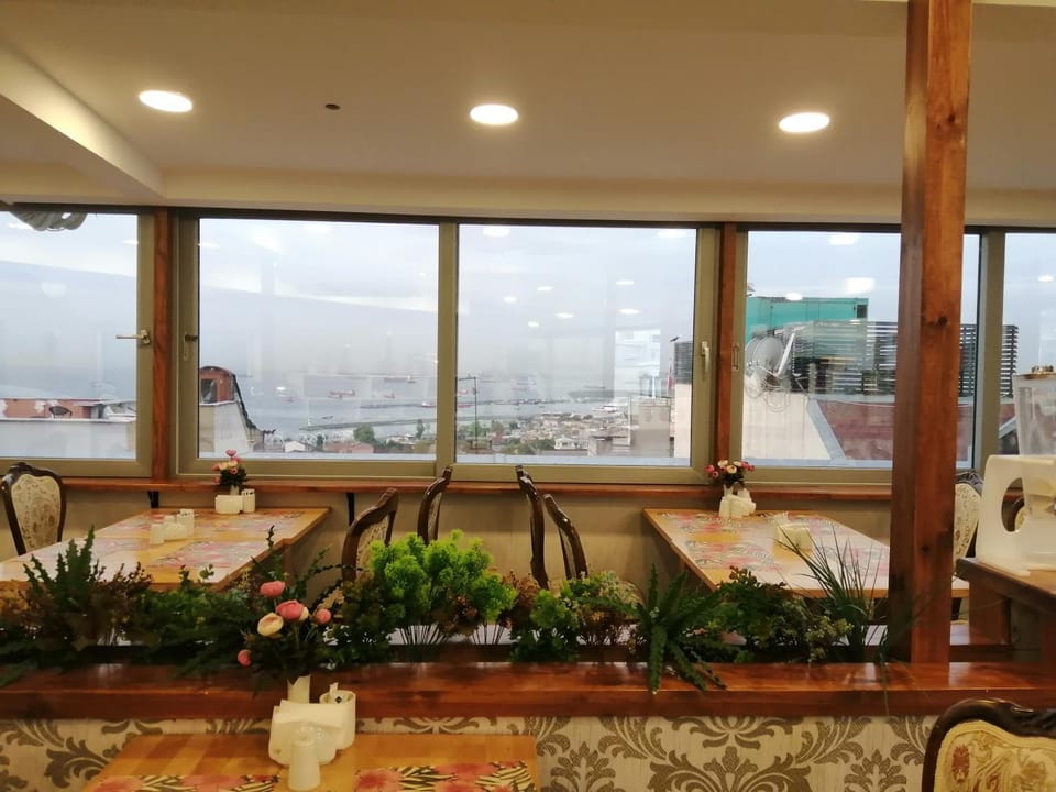 Restaurant/places to eat, Balcony/Terrace, Breakfast