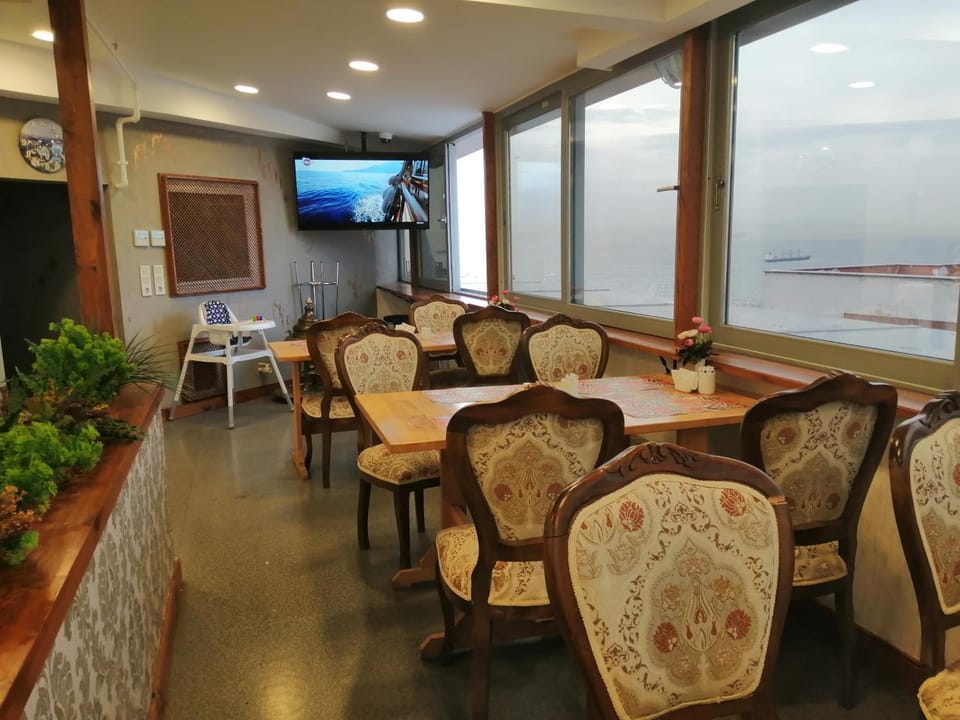 Restaurant/places to eat, Balcony/Terrace, Breakfast