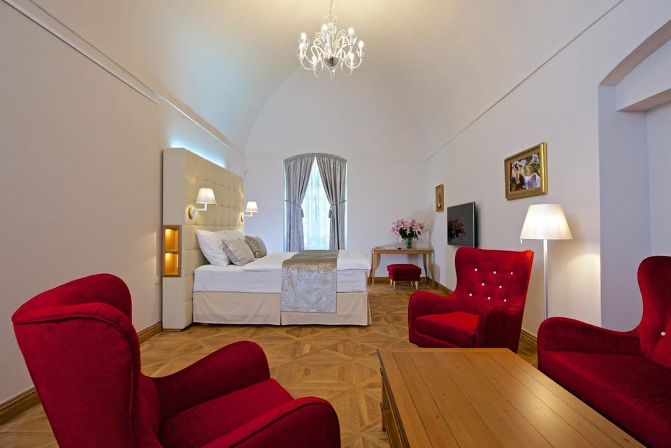 Bed, Photo of the whole room, Seating area, Bedroom
