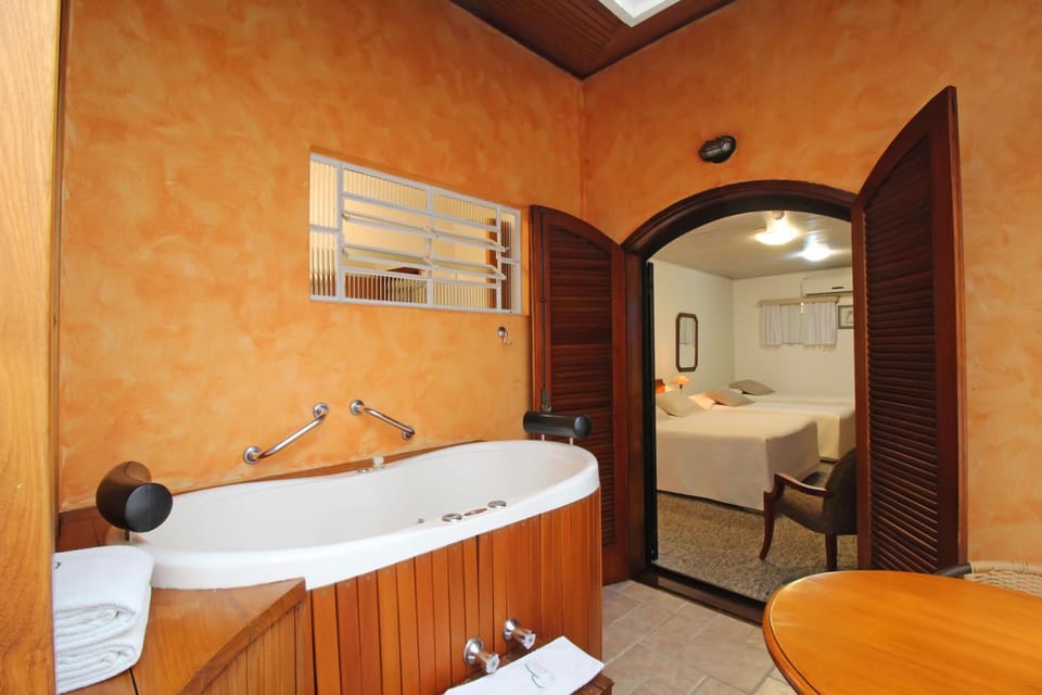 Hot Tub, Bathroom, Bath, towels