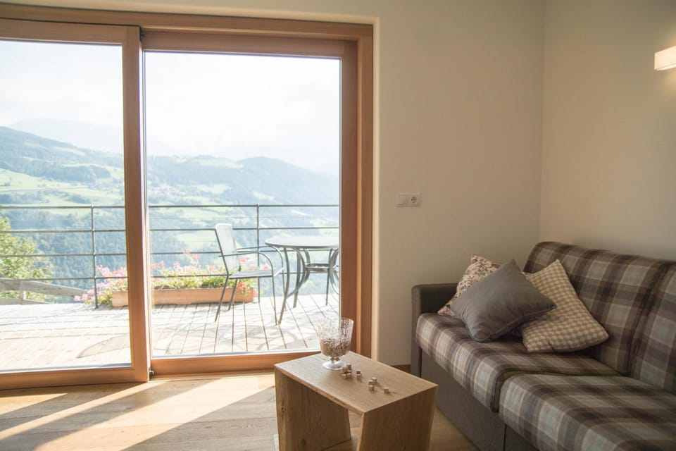 TV and multimedia, Balcony/Terrace, Balcony/Terrace, Living room, Decorative detail, Seating area, Mountain view, Mountain view, Family