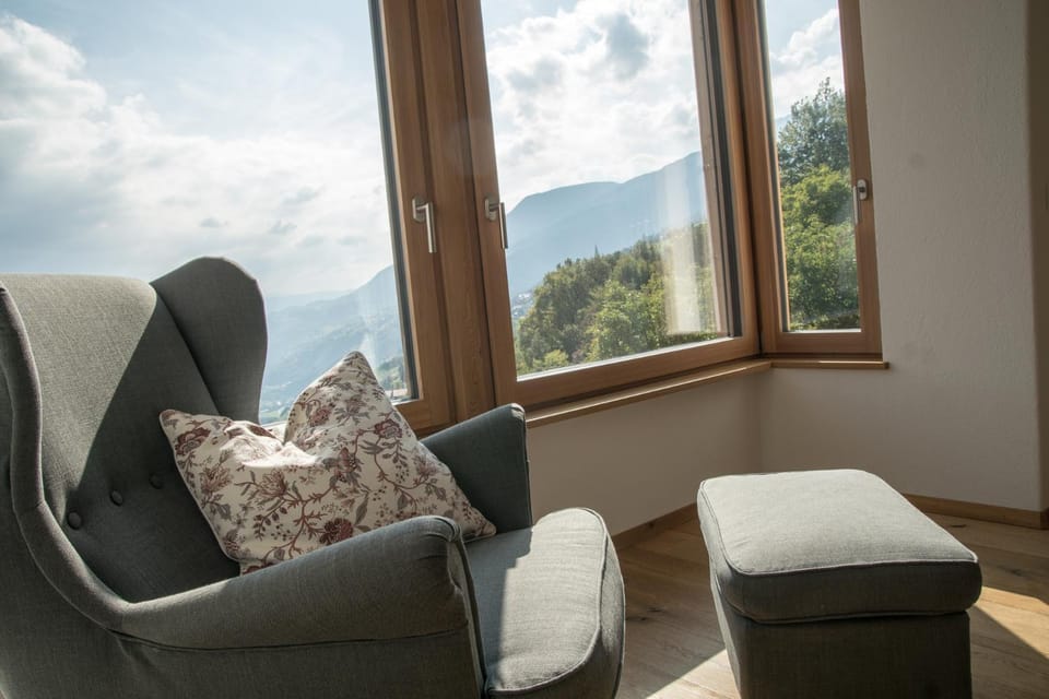 Decorative detail, Seating area, Mountain view, Mountain view