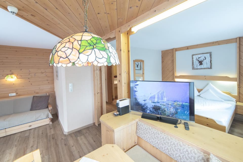 Bed, TV and multimedia, Seating area, Bedroom