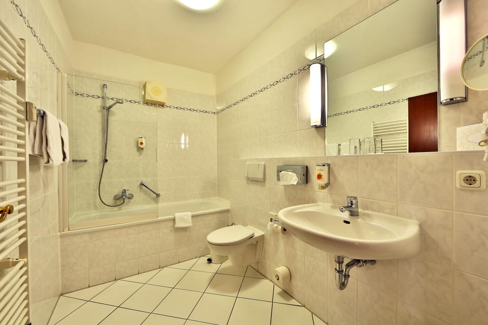 Shower, Toilet, Bathroom, Bath, towels