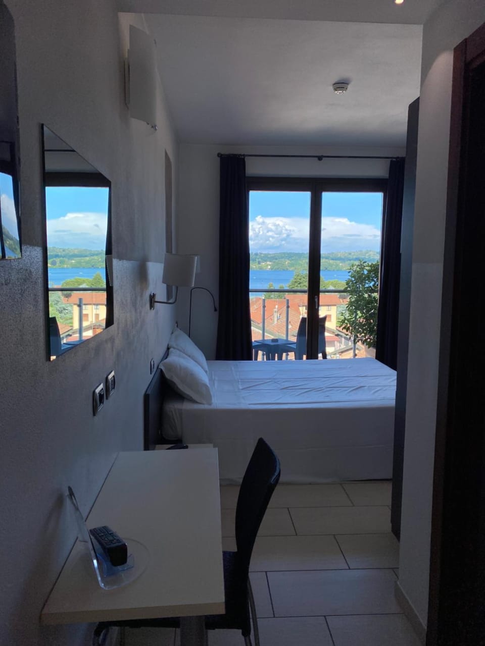 Balcony/Terrace, Bedroom, Lake view