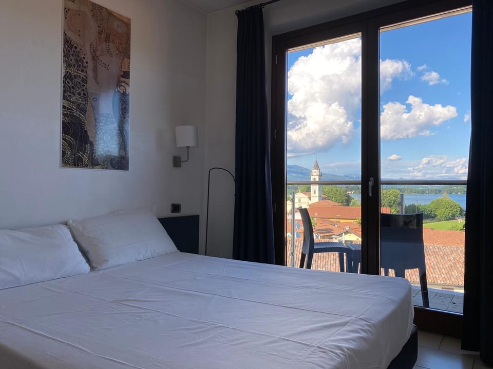 Bed, Balcony/Terrace, Bedroom, Lake view