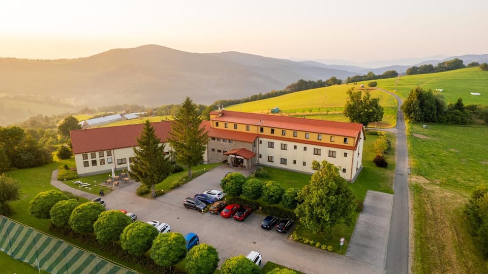 Property building, Day, Neighbourhood, Natural landscape, Bird's eye view, Sunrise, Parking