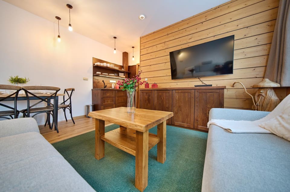 TV and multimedia, Kitchen or kitchenette, Living room, Seating area, Dining area
