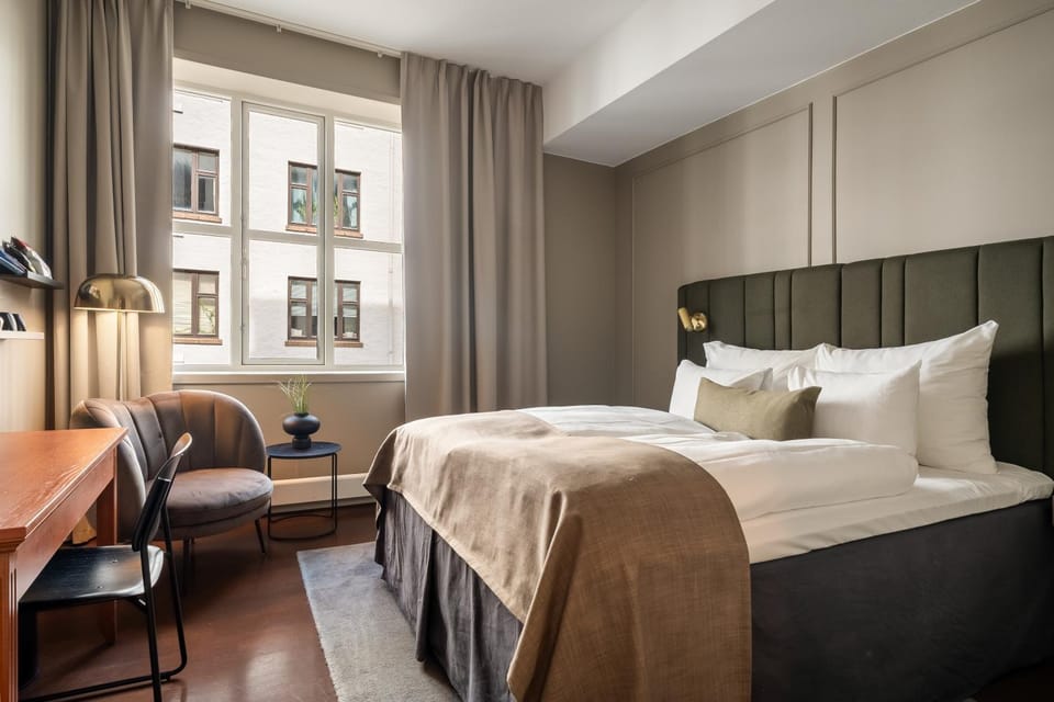Bed, Photo of the whole room, Seating area