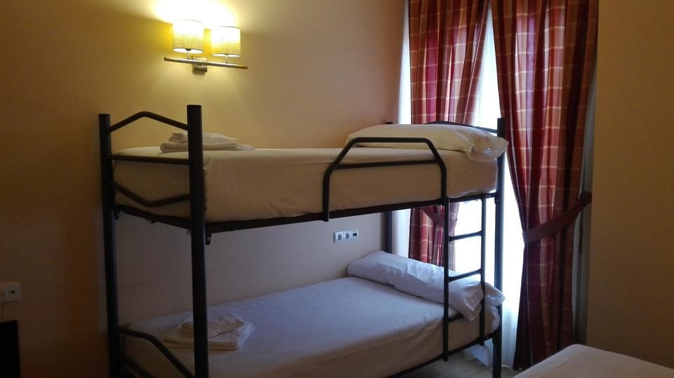 Photo of the whole room, Decorative detail, bunk bed