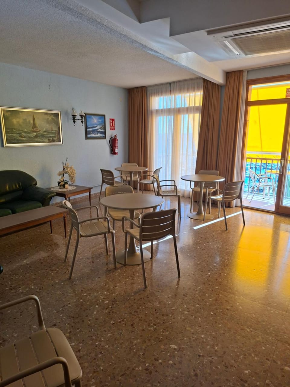 Communal lounge/ TV room