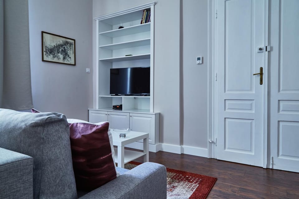 TV and multimedia, Living room, Seating area, Bedroom