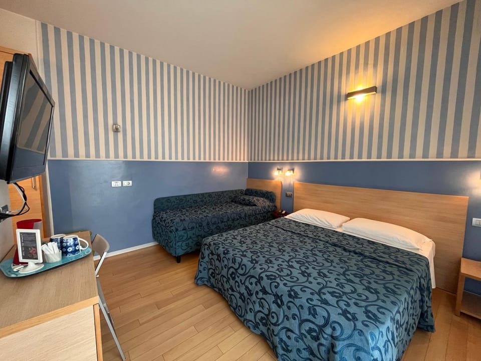 Bed, TV and multimedia, Bedroom