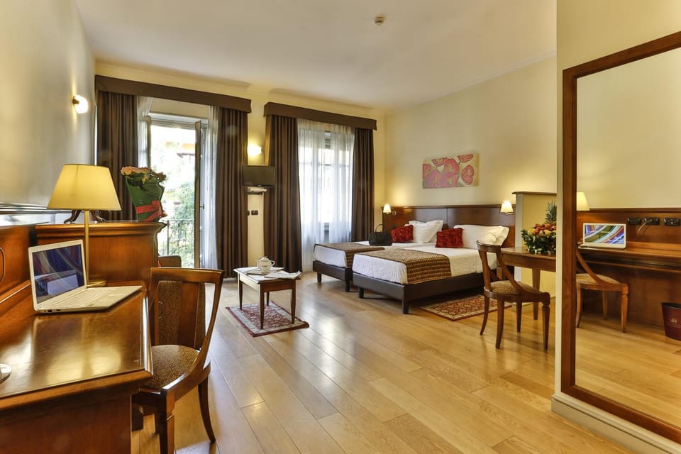 Photo of the whole room, Dining area