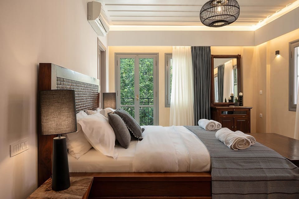 Bed, Photo of the whole room, Decorative detail, Decorative detail, Bedroom, towels