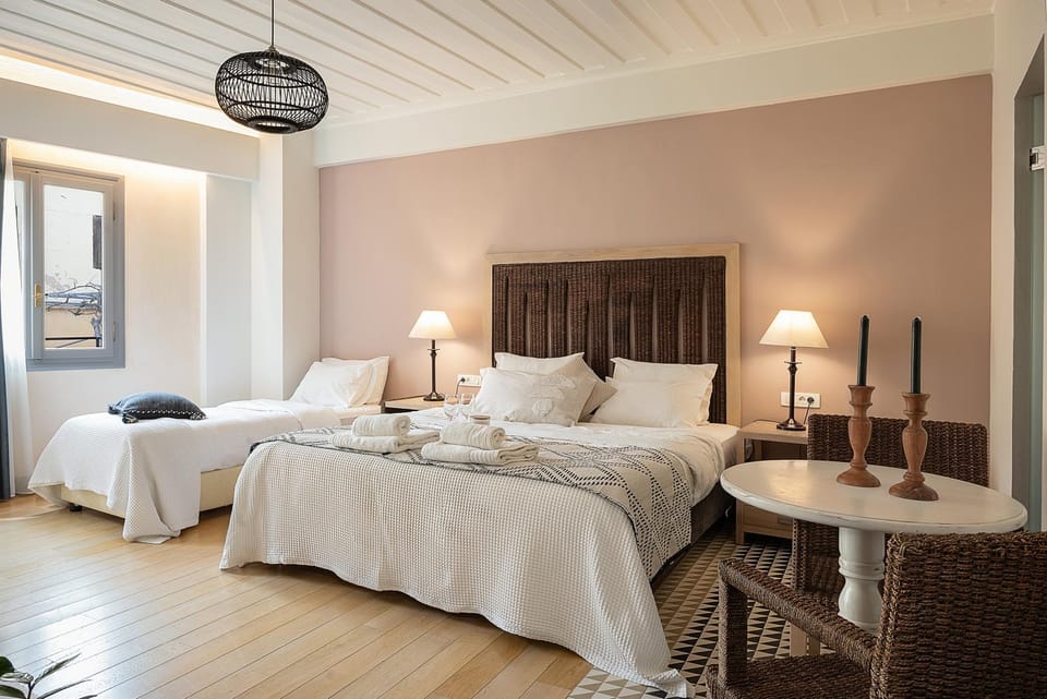 Bed, Photo of the whole room, Decorative detail, Bedroom, towels