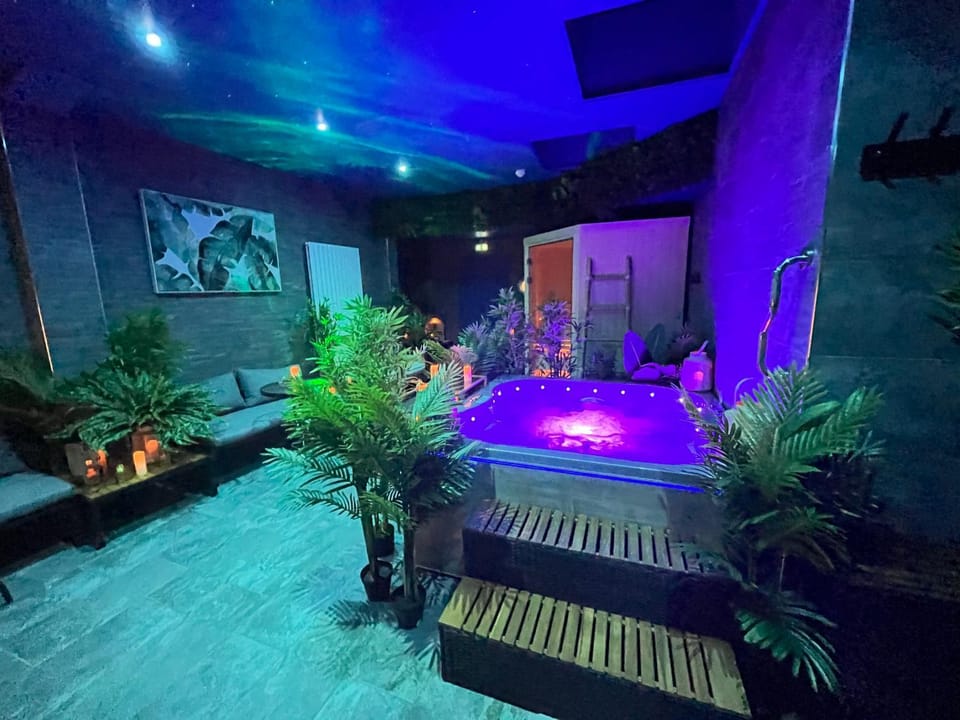 Hot Tub, Sauna, Steam room, Spa and wellness centre/facilities