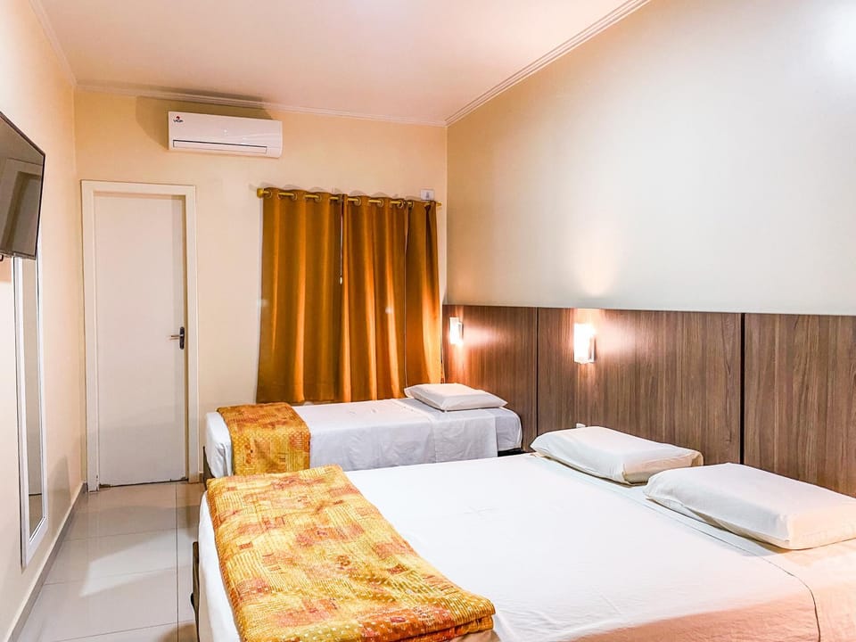 Bed, TV and multimedia, Photo of the whole room, Bedroom, towels, air conditioner