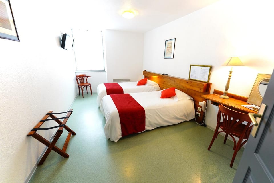 Logis Hôtel Le Relais Des Remparts Hotel in Auvergne-Rhône-Alpes