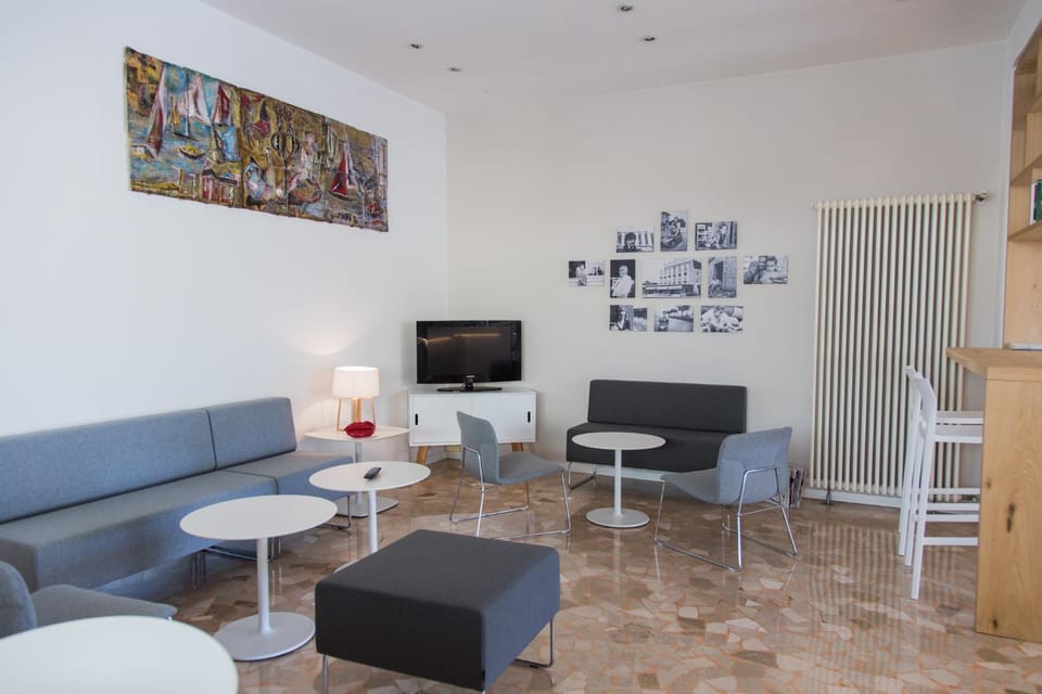 Communal lounge/ TV room