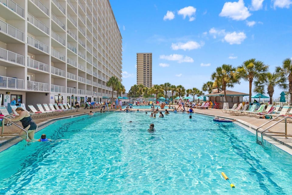 Day, People, Natural landscape, Pool view, Swimming pool, group of guests, sunbed
