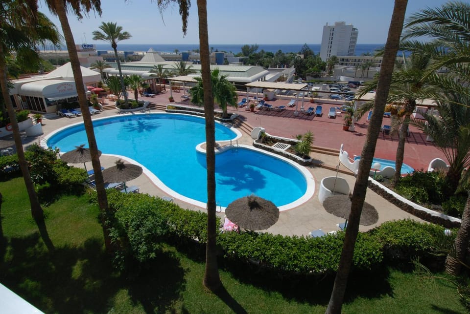 Day, Pool view