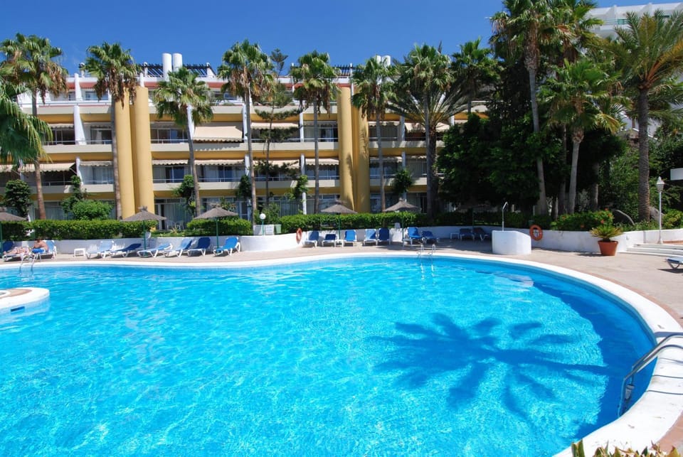 Property building, Day, Swimming pool, Swimming pool