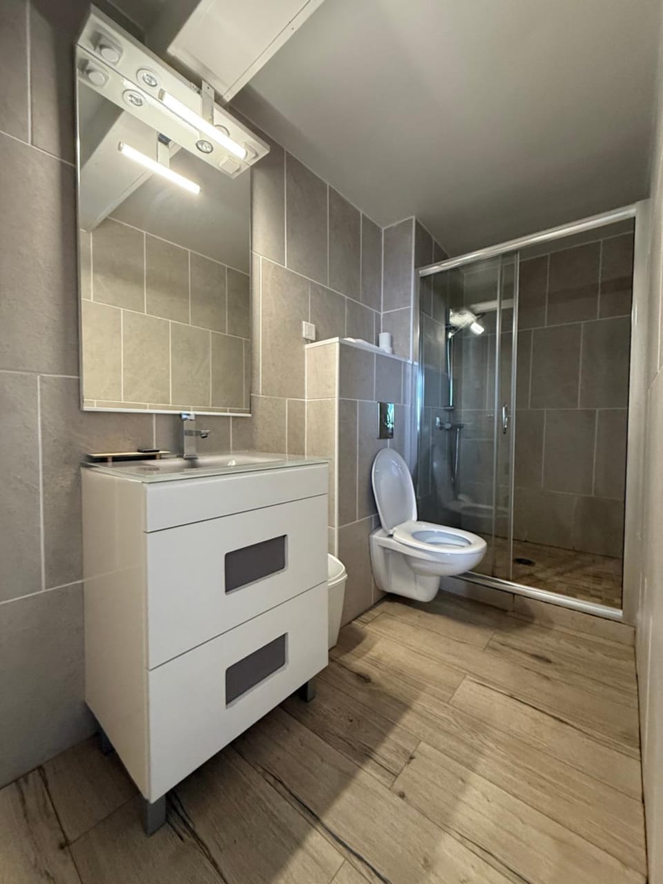 Shower, Toilet, Bathroom, towels
