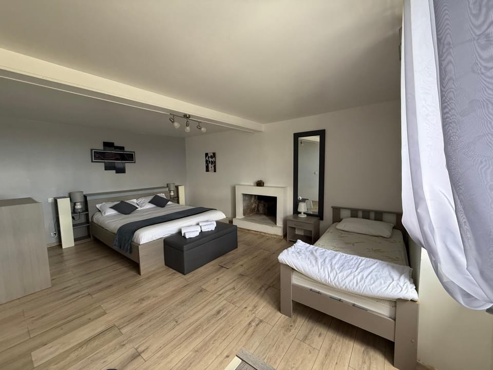 Bed, Photo of the whole room, Bedroom, towels