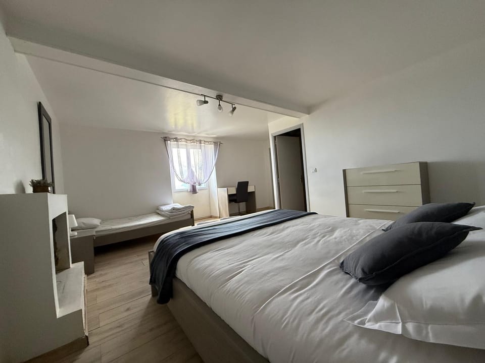 Bed, Photo of the whole room, Bedroom