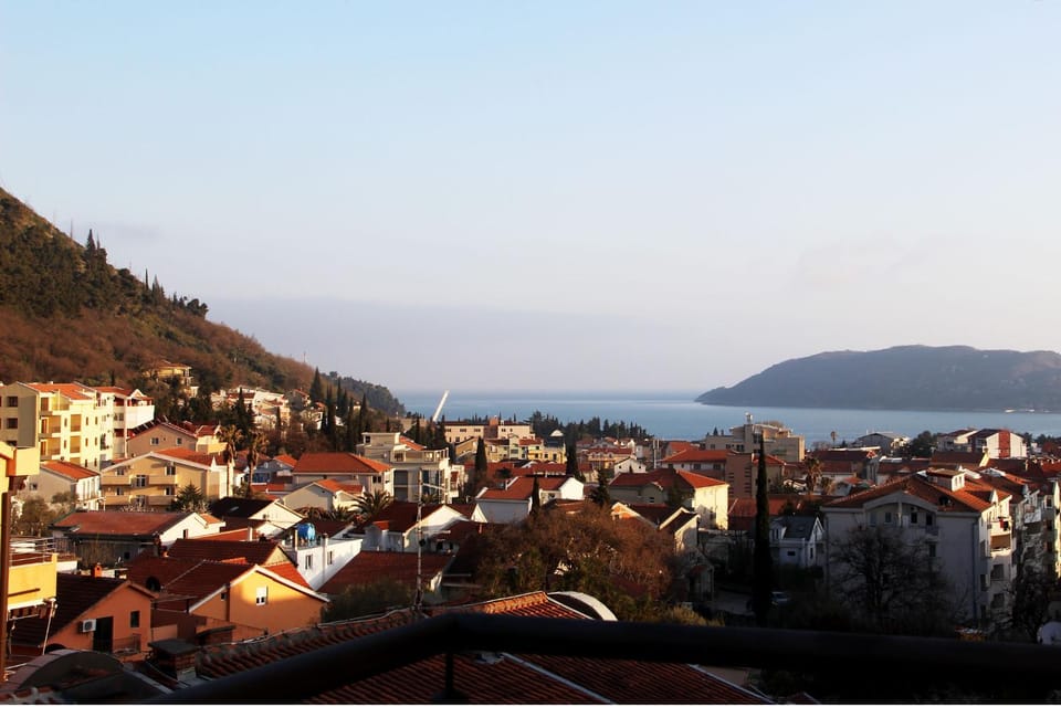 View (from property/room), Balcony/Terrace, City view, Sea view