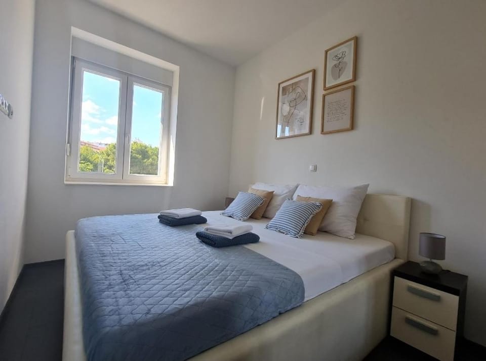 Bed, Bedroom, towels