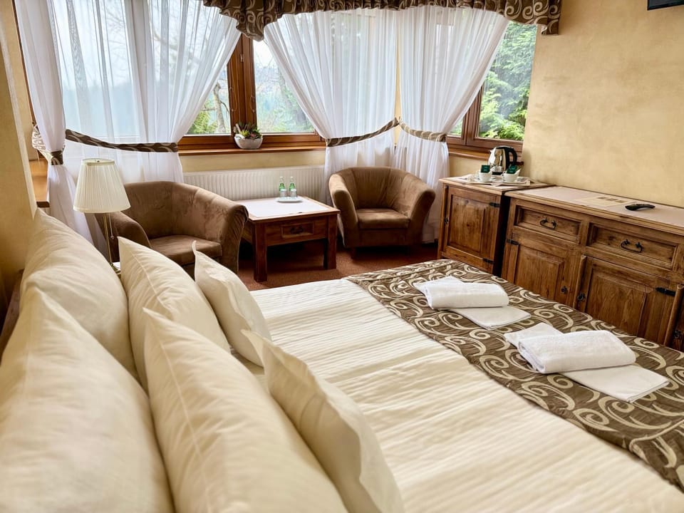 Photo of the whole room, Seating area