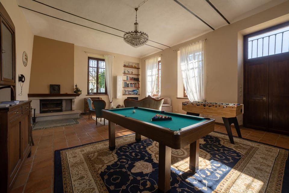 Billiard, Game Room