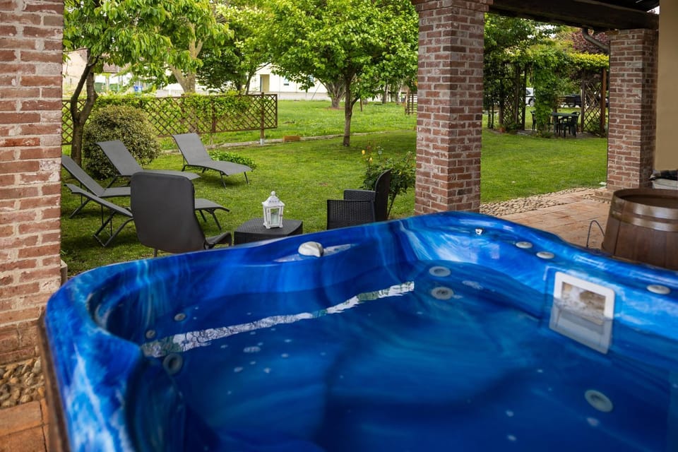 Day, Natural landscape, Garden, Hot Tub, Garden view, Pool view, Swimming pool, sunbed