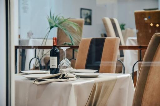 Seating area, Dining area, Alcoholic drinks