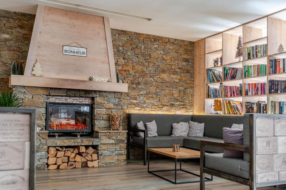 Library, Lounge or bar, fireplace