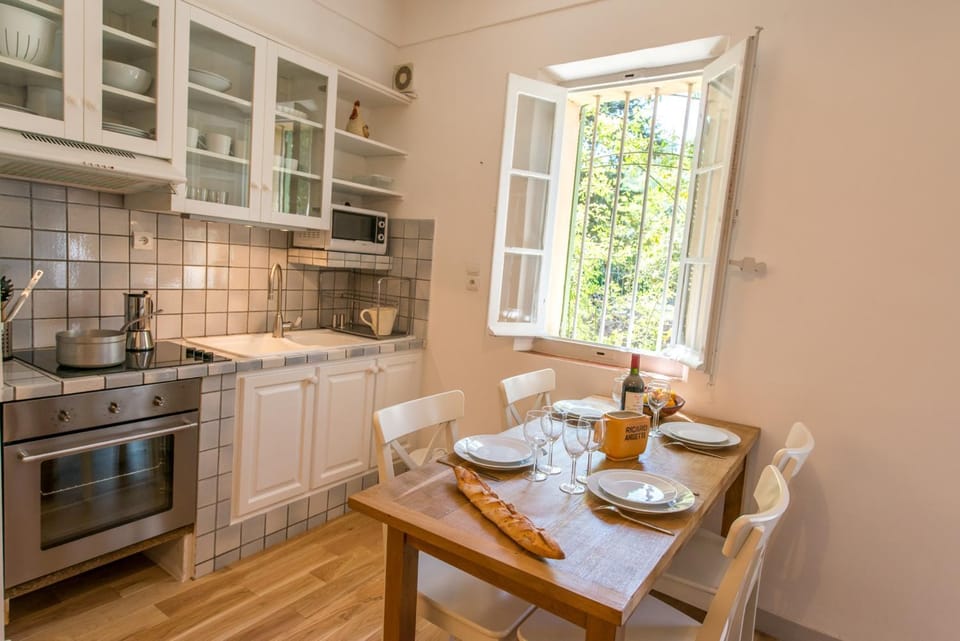 Kitchen or kitchenette, Dining area