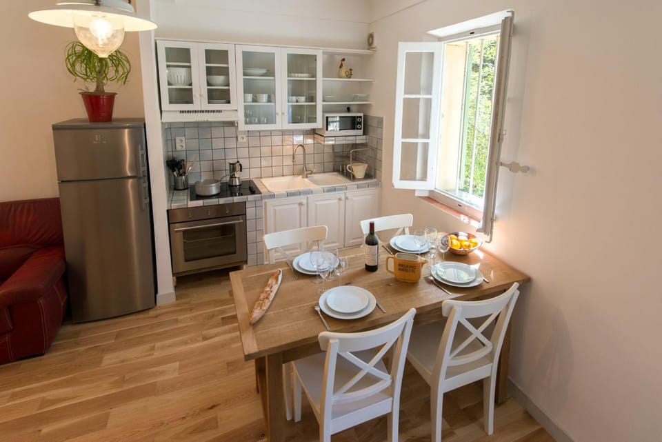 Kitchen or kitchenette, Garden view