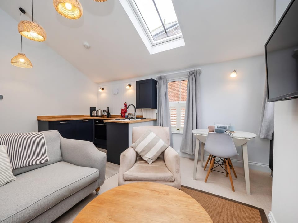 TV and multimedia, Kitchen or kitchenette, Living room, Seating area