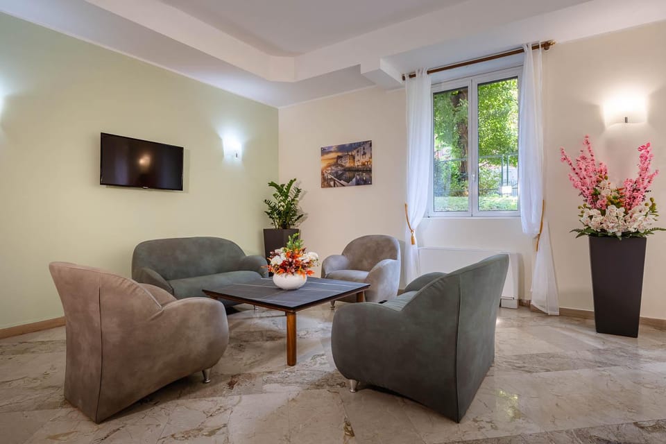 Communal lounge/ TV room, Lobby or reception