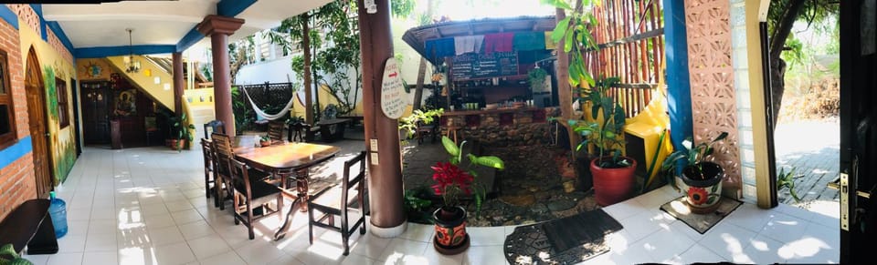 Restaurant/places to eat, Garden, Coffee/tea facilities, Living room, Seating area, Dining area, Sea view