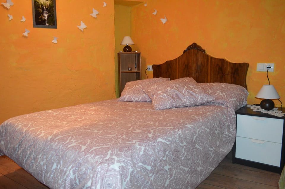 Bed, Photo of the whole room, Bedroom, On site