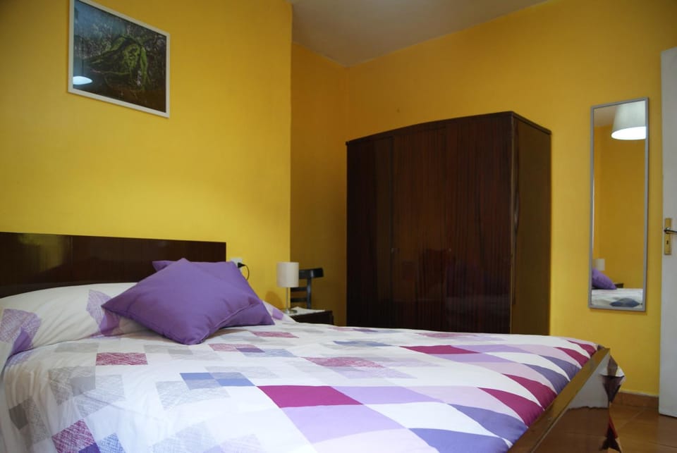 Bed, Photo of the whole room, Decorative detail, Bedroom, On site