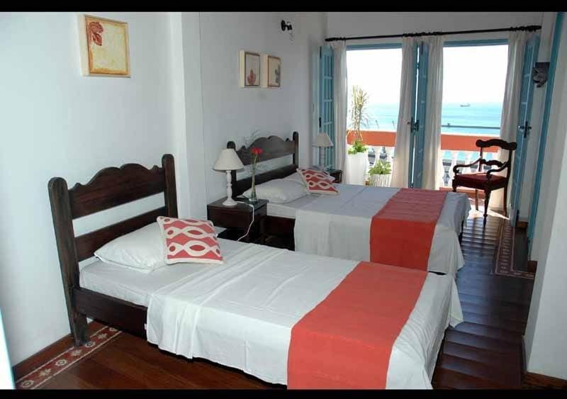 Photo of the whole room, Sea view
